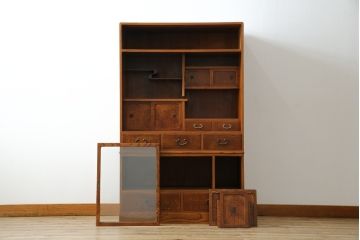 和製アンティーク　超美品!!　前面欅 (ケヤキ)材　レトロな佇まいに和の趣を感じる二段重ね茶箪笥(食器棚、収納棚、戸棚、茶棚、飾り棚、違い棚)(R-068065)