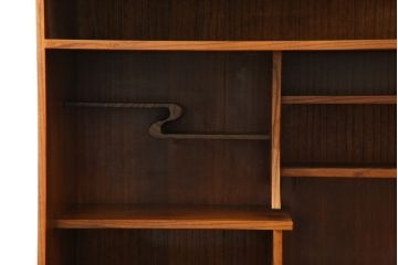 和製アンティーク　超美品!!　前面欅 (ケヤキ)材　レトロな佇まいに和の趣を感じる二段重ね茶箪笥(食器棚、収納棚、戸棚、茶棚、飾り棚、違い棚)(R-068065)