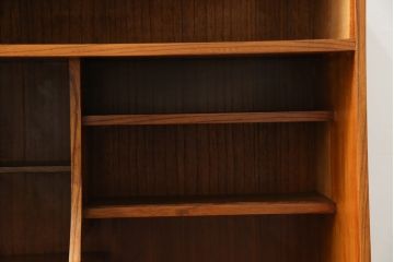 和製アンティーク　超美品!!　前面欅 (ケヤキ)材　レトロな佇まいに和の趣を感じる二段重ね茶箪笥(食器棚、収納棚、戸棚、茶棚、飾り棚、違い棚)(R-068065)