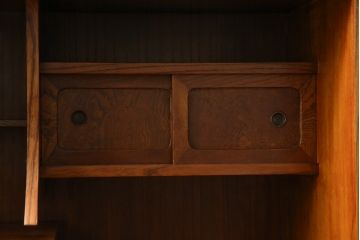 和製アンティーク　超美品!!　前面欅 (ケヤキ)材　レトロな佇まいに和の趣を感じる二段重ね茶箪笥(食器棚、収納棚、戸棚、茶棚、飾り棚、違い棚)(R-068065)