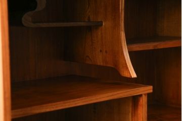 和製アンティーク　超美品!!　前面欅 (ケヤキ)材　レトロな佇まいに和の趣を感じる二段重ね茶箪笥(食器棚、収納棚、戸棚、茶棚、飾り棚、違い棚)(R-068065)