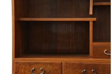 和製アンティーク　超美品!!　前面欅 (ケヤキ)材　レトロな佇まいに和の趣を感じる二段重ね茶箪笥(食器棚、収納棚、戸棚、茶棚、飾り棚、違い棚)(R-068065)