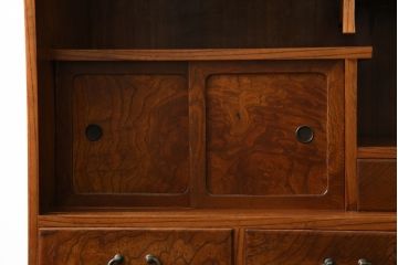 和製アンティーク　超美品!!　前面欅 (ケヤキ)材　レトロな佇まいに和の趣を感じる二段重ね茶箪笥(食器棚、収納棚、戸棚、茶棚、飾り棚、違い棚)(R-068065)