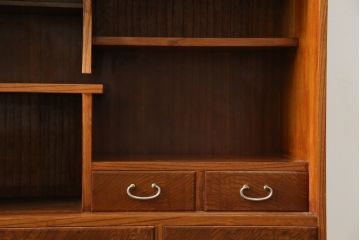 和製アンティーク　超美品!!　前面欅 (ケヤキ)材　レトロな佇まいに和の趣を感じる二段重ね茶箪笥(食器棚、収納棚、戸棚、茶棚、飾り棚、違い棚)(R-068065)
