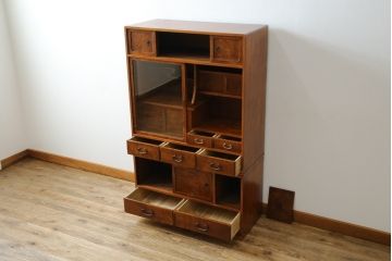 和製アンティーク　超美品!!　前面欅 (ケヤキ)材　レトロな佇まいに和の趣を感じる二段重ね茶箪笥(食器棚、収納棚、戸棚、茶棚、飾り棚、違い棚)(R-068065)