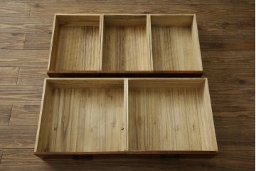 和製アンティーク　超美品!!　前面欅 (ケヤキ)材　レトロな佇まいに和の趣を感じる二段重ね茶箪笥(食器棚、収納棚、戸棚、茶棚、飾り棚、違い棚)(R-068065)