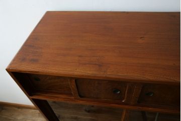 和製アンティーク　超美品!!　前面欅 (ケヤキ)材　レトロな佇まいに和の趣を感じる二段重ね茶箪笥(食器棚、収納棚、戸棚、茶棚、飾り棚、違い棚)(R-068065)