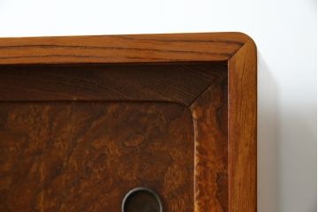 和製アンティーク　超美品!!　前面欅 (ケヤキ)材　レトロな佇まいに和の趣を感じる二段重ね茶箪笥(食器棚、収納棚、戸棚、茶棚、飾り棚、違い棚)(R-068065)