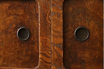 和製アンティーク　超美品!!　前面欅 (ケヤキ)材　レトロな佇まいに和の趣を感じる二段重ね茶箪笥(食器棚、収納棚、戸棚、茶棚、飾り棚、違い棚)(R-068065)