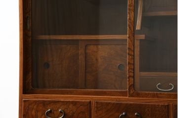和製アンティーク　超美品!!　前面欅 (ケヤキ)材　レトロな佇まいに和の趣を感じる二段重ね茶箪笥(食器棚、収納棚、戸棚、茶棚、飾り棚、違い棚)(R-068065)
