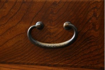 和製アンティーク　超美品!!　前面欅 (ケヤキ)材　レトロな佇まいに和の趣を感じる二段重ね茶箪笥(食器棚、収納棚、戸棚、茶棚、飾り棚、違い棚)(R-068065)