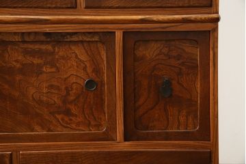 和製アンティーク　超美品!!　前面欅 (ケヤキ)材　レトロな佇まいに和の趣を感じる二段重ね茶箪笥(食器棚、収納棚、戸棚、茶棚、飾り棚、違い棚)(R-068065)