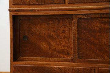 和製アンティーク　超美品!!　前面欅 (ケヤキ)材　レトロな佇まいに和の趣を感じる二段重ね茶箪笥(食器棚、収納棚、戸棚、茶棚、飾り棚、違い棚)(R-068065)