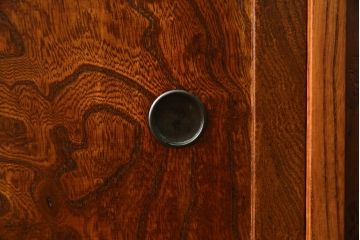 和製アンティーク　超美品!!　前面欅 (ケヤキ)材　レトロな佇まいに和の趣を感じる二段重ね茶箪笥(食器棚、収納棚、戸棚、茶棚、飾り棚、違い棚)(R-068065)