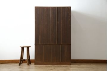 和製アンティーク　超美品!!　前面欅 (ケヤキ)材　レトロな佇まいに和の趣を感じる二段重ね茶箪笥(食器棚、収納棚、戸棚、茶棚、飾り棚、違い棚)(R-068065)