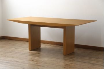 中古　美品　arflex(アルフレックス)　TAVOLO VOLO(タボロ・ボーロ)　スタイリッシュな佇まいが目を引くダイニングテーブル(作業台、食卓、ワークデスク)(R-068066)