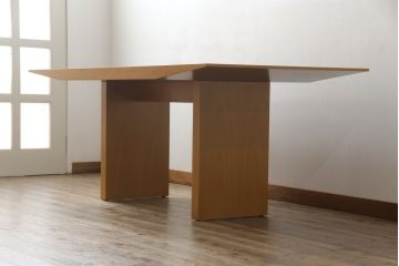 中古　美品　arflex(アルフレックス)　TAVOLO VOLO(タボロ・ボーロ)　スタイリッシュな佇まいが目を引くダイニングテーブル(作業台、食卓、ワークデスク)(R-068066)