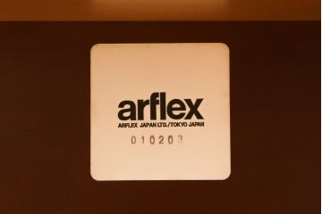 中古　美品　arflex(アルフレックス)　TAVOLO VOLO(タボロ・ボーロ)　スタイリッシュな佇まいが目を引くダイニングテーブル(作業台、食卓、ワークデスク)(R-068066)