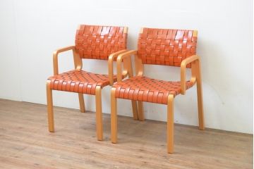 中古　美品　arflex(アルフレックス)　NT(エヌティー)　本革(レザー)　革を編み込んだデザインが個性的なチェア2脚セット(ダイニングチェア、アームチェア、椅子、イス)(定価2脚約32万円)(R-068067)