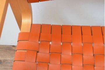 中古　美品　arflex(アルフレックス)　NT(エヌティー)　本革(レザー)　革を編み込んだデザインが個性的なチェア2脚セット(ダイニングチェア、アームチェア、椅子、イス)(定価2脚約32万円)(R-068067)