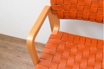中古　美品　arflex(アルフレックス)　NT(エヌティー)　本革(レザー)　革を編み込んだデザインが個性的なチェア2脚セット(ダイニングチェア、アームチェア、椅子、イス)(定価2脚約32万円)(R-068067)