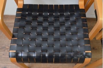 中古　美品　arflex(アルフレックス)　NT(エヌティー)　本革(レザー)　革を編み込んだデザインが個性的なチェア2脚セット(ダイニングチェア、アームチェア、椅子、イス)(定価2脚約32万円)(R-068068)