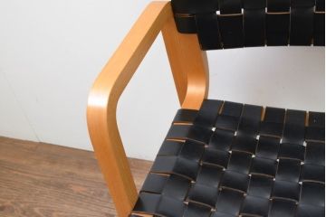 中古　美品　arflex(アルフレックス)　NT(エヌティー)　本革(レザー)　革を編み込んだデザインが個性的なチェア2脚セット(ダイニングチェア、アームチェア、椅子、イス)(定価2脚約32万円)(R-068068)