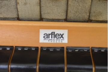 中古　美品　arflex(アルフレックス)　NT(エヌティー)　本革(レザー)　革を編み込んだデザインが個性的なチェア2脚セット(ダイニングチェア、アームチェア、椅子、イス)(定価2脚約32万円)(R-068068)
