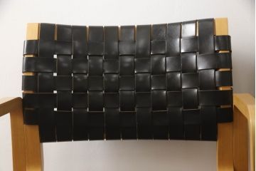 中古　美品　arflex(アルフレックス)　NT(エヌティー)　本革(レザー)　革を編み込んだデザインが個性的なチェア2脚セット(ダイニングチェア、アームチェア、椅子、イス)(定価2脚約32万円)(R-068070)