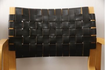 中古　美品　arflex(アルフレックス)　NT(エヌティー)　本革(レザー)　革を編み込んだデザインが個性的なチェア2脚セット(ダイニングチェア、アームチェア、椅子、イス)(定価2脚約32万円)(R-068070)