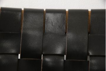 中古　美品　arflex(アルフレックス)　NT(エヌティー)　本革(レザー)　革を編み込んだデザインが個性的なチェア2脚セット(ダイニングチェア、アームチェア、椅子、イス)(定価2脚約32万円)(R-068070)
