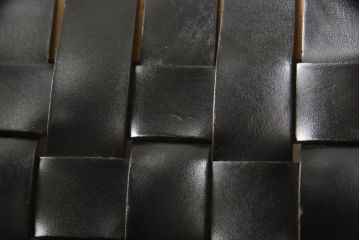 中古　美品　arflex(アルフレックス)　NT(エヌティー)　本革(レザー)　革を編み込んだデザインが個性的なチェア2脚セット(ダイニングチェア、アームチェア、椅子、イス)(定価2脚約32万円)(R-068070)