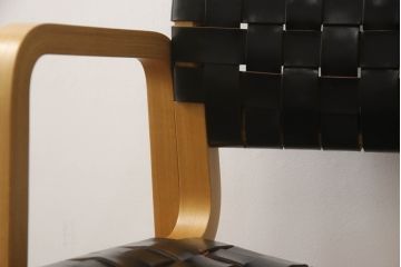 中古　美品　arflex(アルフレックス)　NT(エヌティー)　本革(レザー)　革を編み込んだデザインが個性的なチェア2脚セット(ダイニングチェア、アームチェア、椅子、イス)(定価2脚約32万円)(R-068070)