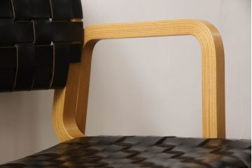 中古　美品　arflex(アルフレックス)　NT(エヌティー)　本革(レザー)　革を編み込んだデザインが個性的なチェア2脚セット(ダイニングチェア、アームチェア、椅子、イス)(定価2脚約32万円)(R-068070)