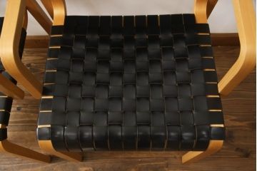中古　美品　arflex(アルフレックス)　NT(エヌティー)　本革(レザー)　革を編み込んだデザインが個性的なチェア2脚セット(ダイニングチェア、アームチェア、椅子、イス)(定価2脚約32万円)(R-068070)