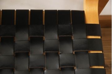 中古　美品　arflex(アルフレックス)　NT(エヌティー)　本革(レザー)　革を編み込んだデザインが個性的なチェア2脚セット(ダイニングチェア、アームチェア、椅子、イス)(定価2脚約32万円)(R-068070)