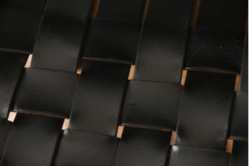 中古　美品　arflex(アルフレックス)　NT(エヌティー)　本革(レザー)　革を編み込んだデザインが個性的なチェア2脚セット(ダイニングチェア、アームチェア、椅子、イス)(定価2脚約32万円)(R-068070)