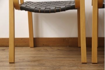中古　美品　arflex(アルフレックス)　NT(エヌティー)　本革(レザー)　革を編み込んだデザインが個性的なチェア2脚セット(ダイニングチェア、アームチェア、椅子、イス)(定価2脚約32万円)(R-068070)