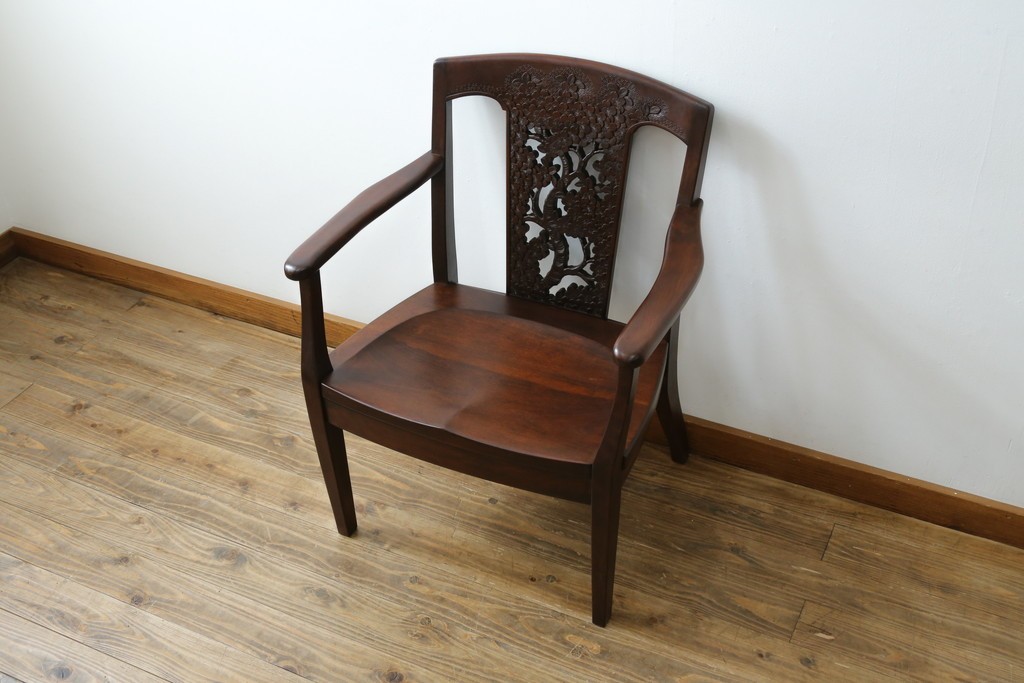 中古　美品!!　大阪屋家具店　軽井沢彫り　咲き誇る桜の彫刻が美しいアームチェア　(R-068080)