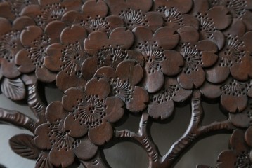 中古　美品!!　大阪屋家具店　軽井沢彫り　咲き誇る桜の彫刻が美しいアームチェア　(R-068080)