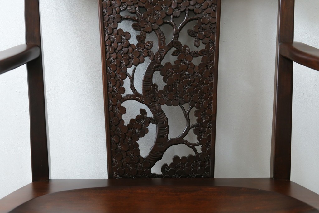 中古　美品!!　大阪屋家具店　軽井沢彫り　咲き誇る桜の彫刻が美しいアームチェア　(R-068080)
