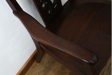 中古　美品!!　大阪屋家具店　軽井沢彫り　咲き誇る桜の彫刻が美しいアームチェア　(R-068080)