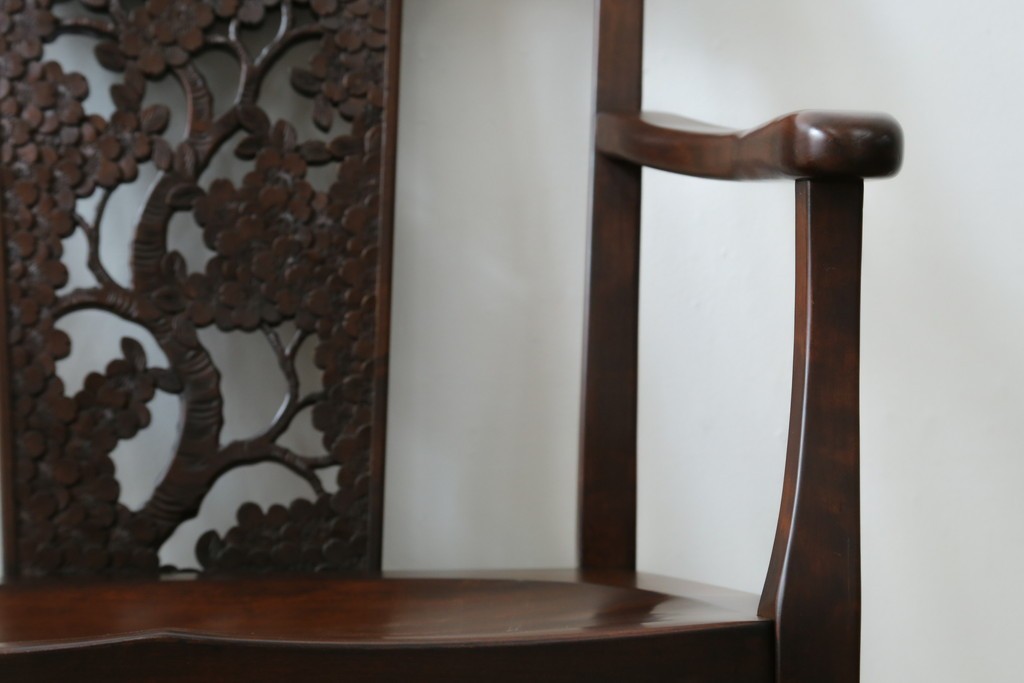 中古　美品!!　大阪屋家具店　軽井沢彫り　咲き誇る桜の彫刻が美しいアームチェア　(R-068080)