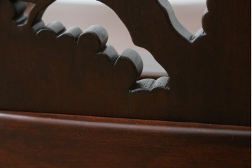 中古　美品!!　大阪屋家具店　軽井沢彫り　咲き誇る桜の彫刻が美しいアームチェア　(R-068080)