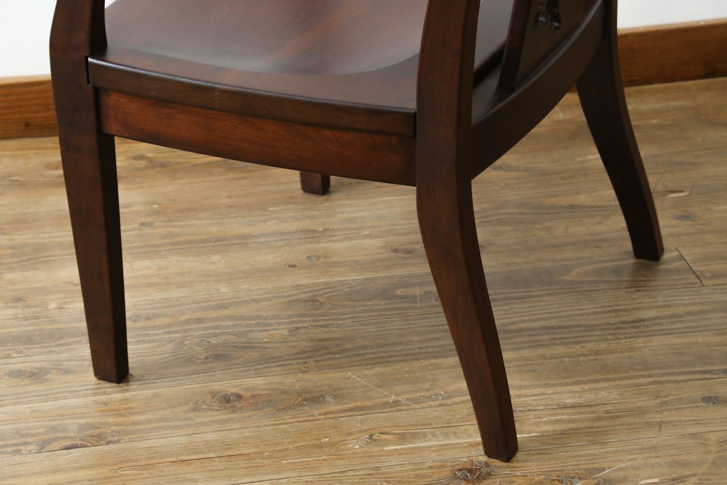 中古　美品!!　大阪屋家具店　軽井沢彫り　咲き誇る桜の彫刻が美しいアームチェア　(R-068080)