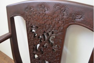 中古　美品!!　大阪屋家具店　軽井沢彫り　咲き誇る桜の彫刻が美しいアームチェア(板座チェア、ダイニングチェア、椅子、イス)(R-068080)