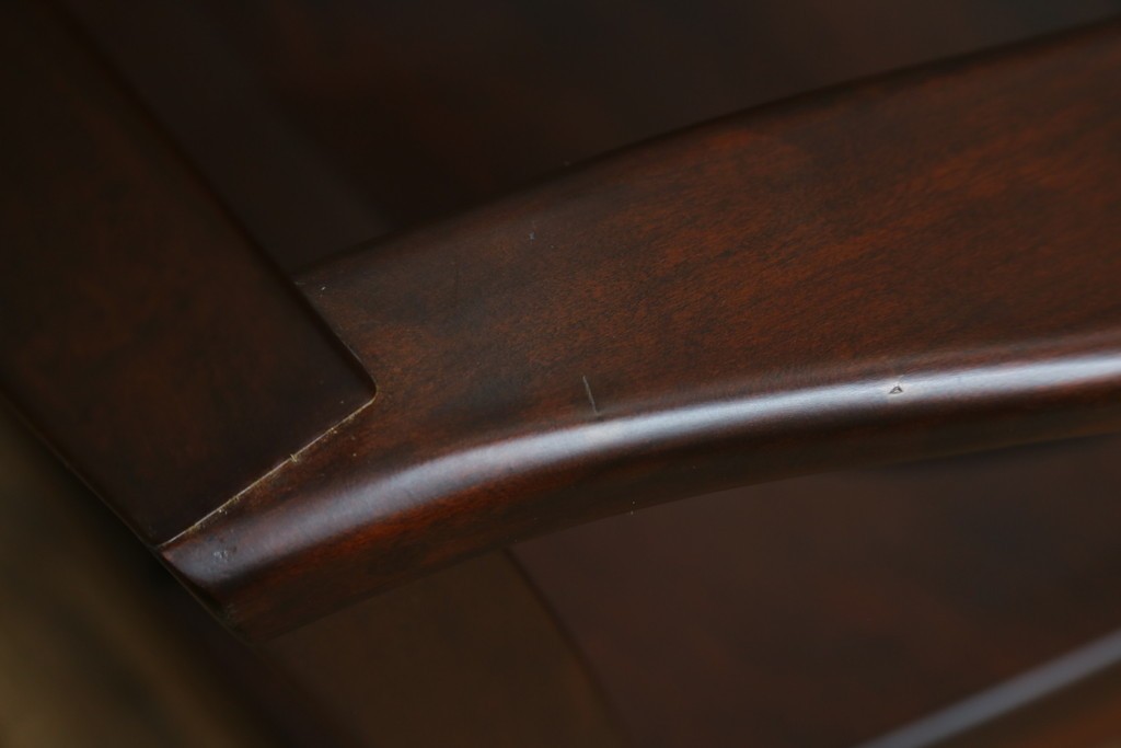 中古　美品!!　大阪屋家具店　軽井沢彫り　咲き誇る桜の彫刻が美しいアームチェア　(R-068081)