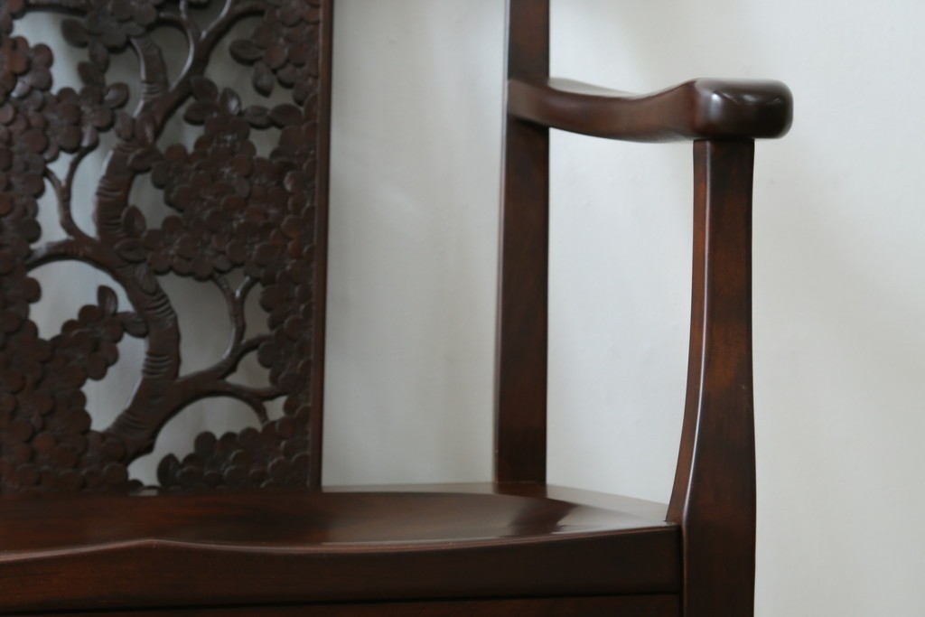 中古　美品!!　大阪屋家具店　軽井沢彫り　咲き誇る桜の彫刻が美しいアームチェア　(R-068081)