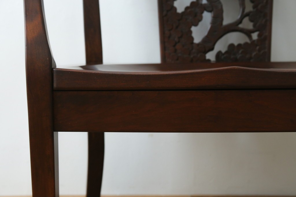 中古　美品!!　大阪屋家具店　軽井沢彫り　咲き誇る桜の彫刻が美しいアームチェア　(R-068081)