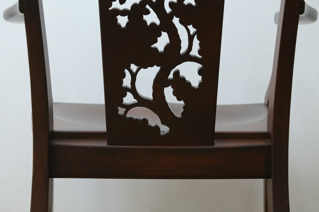 中古　美品!!　大阪屋家具店　軽井沢彫り　咲き誇る桜の彫刻が美しいアームチェア　(R-068081)